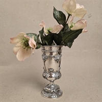 flot-dekoreret-pokal-på-fod-sølvfarvet-Theuer-1685-genbrug